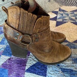Born Concepts Women’s size 6 Brown Distressed Leather Ankle Boots